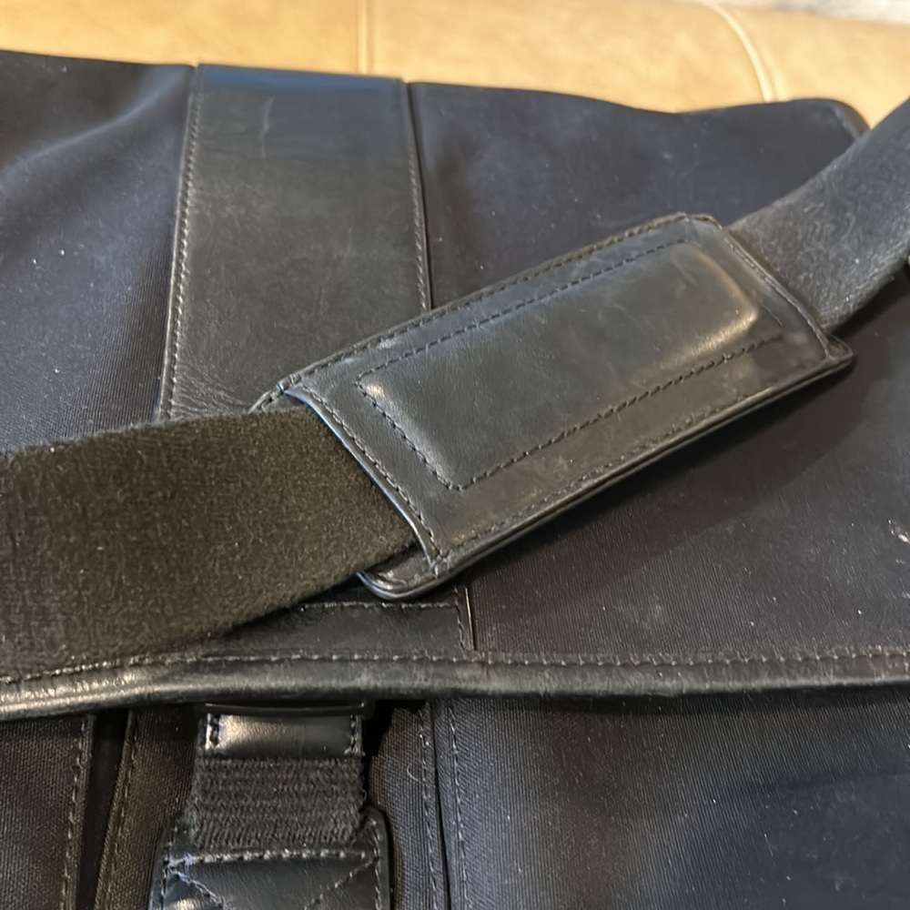 Coach, canvas with  leather crossbag messenger bag with very sturdy metal closur - Picture 13 of 13